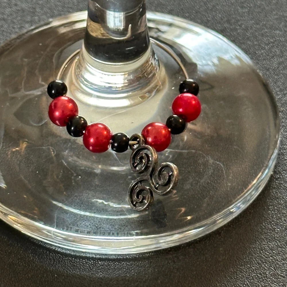 Wine glass tag Stainless steel black/red beads Triple Celtic Spiral charm
